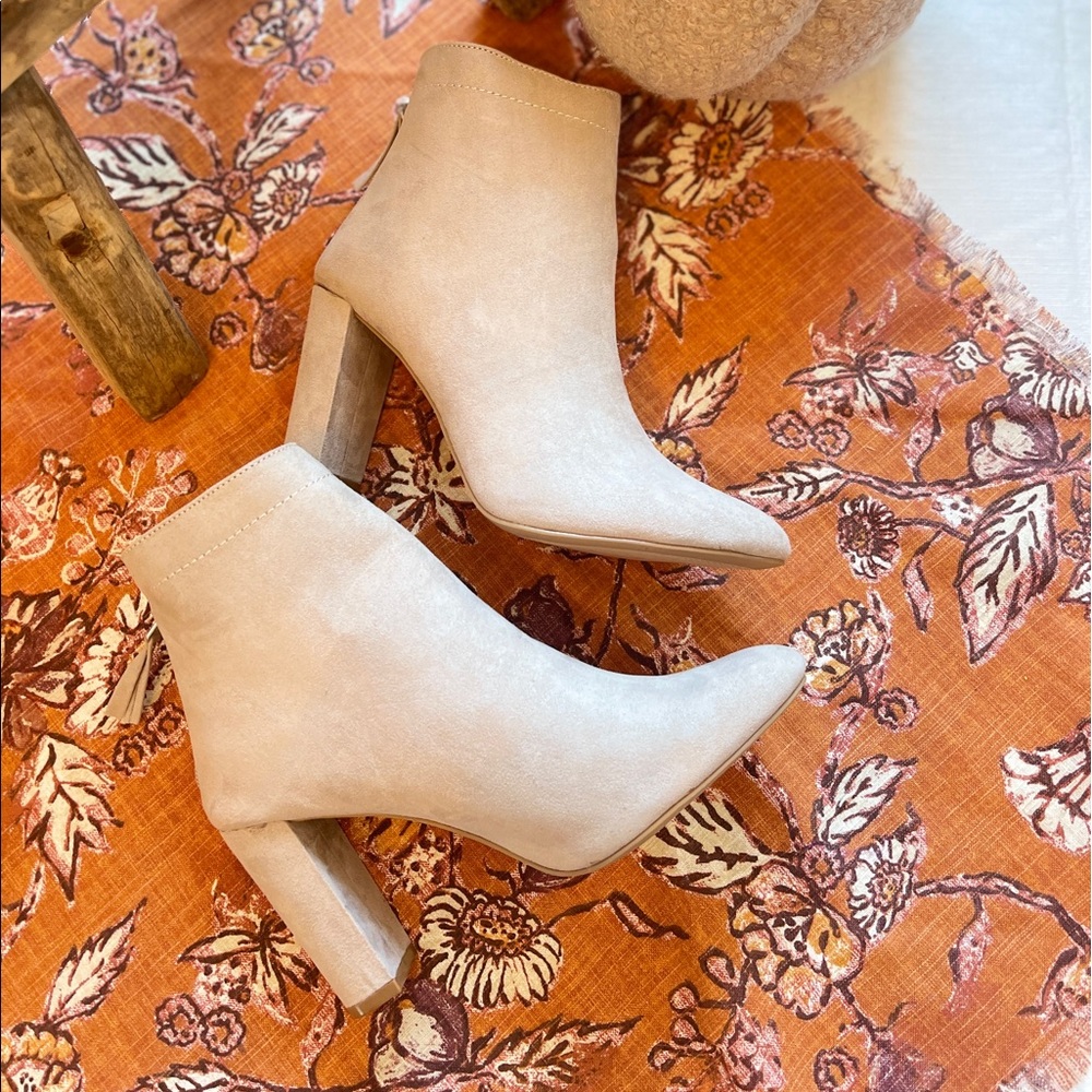 Woman’s Taupe faux suede ankle booties